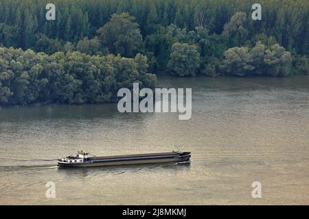 Industriefrachtschiff auf dem Fluss Stockfoto