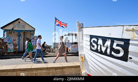 Brighton UK 17. May 2022 - Besucher genießen die heiße Sonne am Strand und am Strand von Brighton, da heute die heißesten des Jahres sein wird, mit Temperaturen, die in einigen Teilen Großbritanniens voraussichtlich 26 Grad erreichen werden: Credit Simon Dack / Alamy Live News Stockfoto