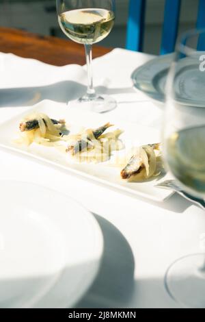 Venezianischer Cicchetti-Sarde im Saor mit Weißwein Ribolla Gialla, serviert in lokalen Bacari Stockfoto
