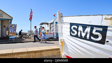 Brighton UK 17. May 2022 - Besucher genießen die heiße Sonne am Strand und am Strand von Brighton, da heute die heißesten des Jahres sein wird, mit Temperaturen, die in einigen Teilen Großbritanniens voraussichtlich 26 Grad erreichen werden: Credit Simon Dack / Alamy Live News Stockfoto