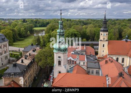 Evangelische Kirche und Allerheiligenkirche in der Altstadt von Pszczyna in Schlesien in Polen Stockfoto