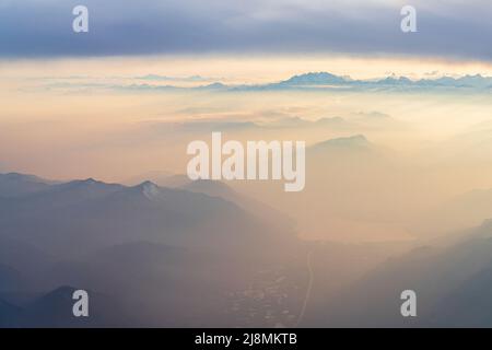 Schweizer Stadt Locarno, Lago Maggiore und Monte Rosa Gipfel im Sonnenuntergang Nebel Blick aus dem Flugzeugfenster, Lepontine Alpen, Schweiz Stockfoto