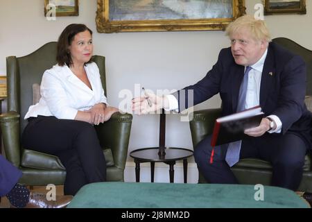 BELFAST, 17. Mai 2022 (Xinhua) -- der britische Premierminister Boris Johnson (R) trifft sich mit der Führerin von Sinn Fein, Mary Lou McDonald, während seines Besuchs in Belfast, Nordirland, Großbritannien, am 16. Mai 2022. (Andrew Parsons/No 10 Downing Street/Handout via Xinhua) Stockfoto