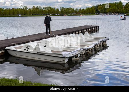 Moskau, Russland - 14. Mai 2022: Ruderkatamaran steht auf einem hölzernen Pier. Hochwertige Fotos Stockfoto