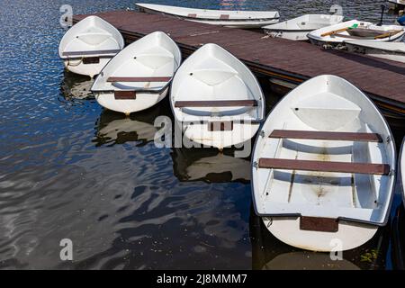 Moskau, Russland - 14. Mai 2022: Eine Ansammlung von Vergnügungsbooten auf einem hölzernen Pier. Hochwertige Fotos Stockfoto