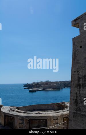 Überreste alter Waffen aus dem Zweiten Weltkrieg im Hafen von Valetta, Malta Stockfoto