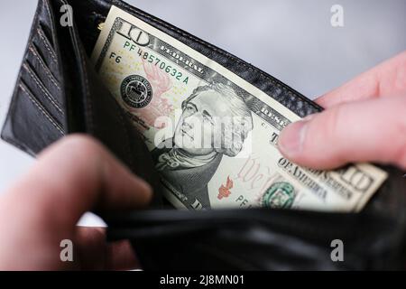 Brieftasche mit 10-Dollar-Schein öffnen Stockfoto