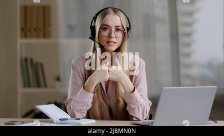 Frau Helpline Manager Berater Berater Ausbilder Fernlehrerin Trainer in Kopfhörern spricht mit Gesten in der Luft erklären Online-Briefing gui Stockfoto