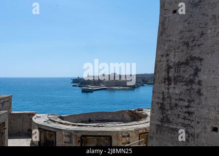 Überreste alter Waffen aus dem Zweiten Weltkrieg im Hafen von Valetta, Malta Stockfoto