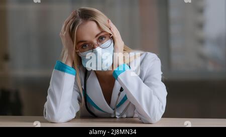 Portrait müde erschöpft Mädchen krankenschwester weiblich Arzt Kinderarzt Kardiologe Augenarzt Zahnarzt Gynäkologe fühlt sich Stress Druck trägt Brille m Stockfoto