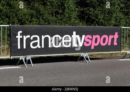 Villars, Frankreich - 16. Juli 2016: France.tv Sportschild entlang einer Straße. France.tv Sport ist das Sportportal der französischen Fernsehgeräte Stockfoto