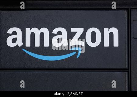 Belleville, Frankreich - 31. Juli 2021: Amazon-Logo auf einem Self-Service-Paketzustelldienst von Paketen. Amazon ist ein amerikanischer elektronischer Handel Stockfoto