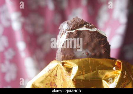 Halten Sie ein Eis mit Schokoladengeschmack Stockfoto