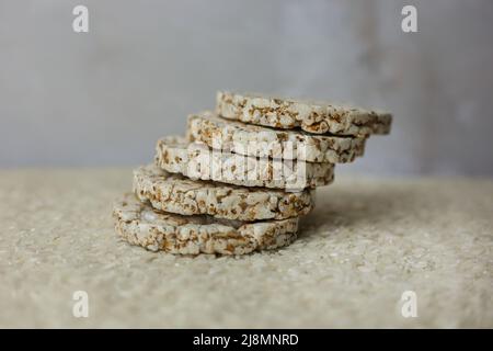 Reis Buchweizenkuchen auf einem Hintergrund von gestreuten Reisgroats Stockfoto