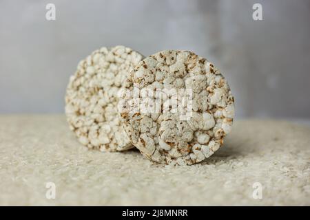 Stehender Reis Buchweizenkuchen auf einem Hintergrund von übersäten Reisgroats Stockfoto