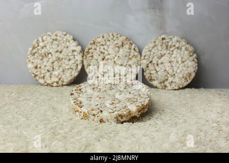 Stehender Reis Buchweizenkuchen auf einem Hintergrund von übersäten Reisgroats Stockfoto