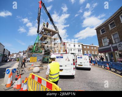 Sheerness, Kent, Großbritannien. 17.. Mai 2022. Der legendäre Uhrenturm Sheerness Town Center, der 1902 zur Erinnerung an die Krönung von König Edward VII. Errichtet wurde, wurde vom Uhrmacher Smith von Derby umfassend renoviert und in einem neuen Grün/Gold-Farbkonzept gestrichen. Heute um 1pm Uhr gab es eine „Richtfest“-Zeremonie, als die Glocke und das Spitzenstück der Uhr vorsichtig wieder in Position gebracht wurden. Kredit: James Bell/Alamy Live Nachrichten Stockfoto