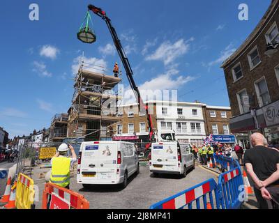 Sheerness, Kent, Großbritannien. 17.. Mai 2022. Der legendäre Uhrenturm Sheerness Town Center, der 1902 zur Erinnerung an die Krönung von König Edward VII. Errichtet wurde, wurde vom Uhrmacher Smith von Derby umfassend renoviert und in einem neuen Grün/Gold-Farbkonzept gestrichen. Heute um 1pm Uhr gab es eine „Richtfest“-Zeremonie, als die Glocke und das Spitzenstück der Uhr vorsichtig wieder in Position gebracht wurden. Kredit: James Bell/Alamy Live Nachrichten Stockfoto