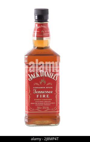 Whiskey-Flasche Jack Daniels Red Label isoliert auf weißem Hintergrund. Jennessee Feuer. Zimtlikör von den Herstellern von Jack Daniel s tennessee Whiskey. Gewürzalkoholgetränk. Ukraine, Kiew - 17. Mai 2022. Stockfoto