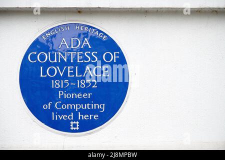 Gedenktafel an der Wand eines Hauses am St. James's Square in London, England, wo Ada, Gräfin von Lovelace (1815-1852), eine Pionierin der Computertechnik, lebte. Stockfoto