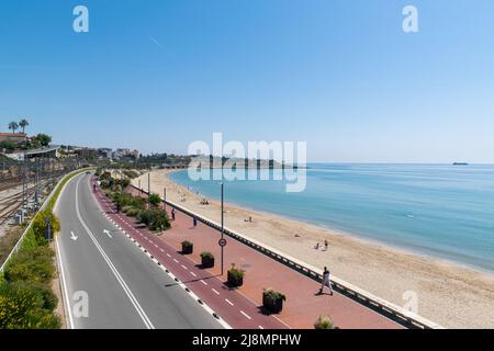 Ein sonniger Morgen am Strand El Miracle in Tarragona Stockfoto