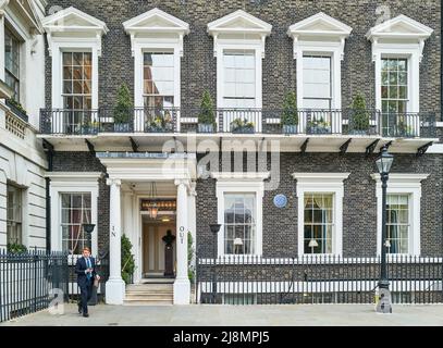 Der in and Out Naval and Military Club, St. James's Square, London, England. Stockfoto