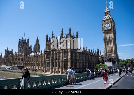London, Großbritannien. 17 Mai 2022. Wetter in Großbritannien – die Menschen kommen an der Westminster Bridge vorbei, an einem Tag, an dem die Temperaturen auf 26C steigen werden. Kredit: Stephen Chung / Alamy Live Nachrichten Stockfoto