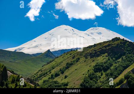 Der herrliche Berg Elbrus, der höchste Gipfel Europas. Stockfoto