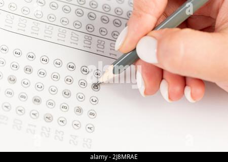 Hand-Füllung in Prüfung-Carbon Computer Papier und Bleistift Stockfoto