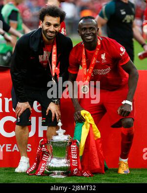 LONDON, ENGLAND - MAI 14:L-R Liverpools Mohamed Salah und Liverpools Sadio Mane mit dem FA Cup nach dem Elfmeterschießen mit 6-5:0-0 Stockfoto