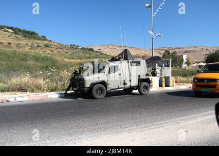 Nablus, Palästina. 17.. Mai 2022. Israelische Soldaten sichern den Militärkontrollpunkt Hawara, nachdem ein Palästinenser versucht hatte, einen israelischen Soldaten am Kontrollpunkt östlich der Stadt Nablus im besetzten Westjordanland zu erstechen. Kredit: SOPA Images Limited/Alamy Live Nachrichten Stockfoto