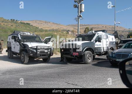 Nablus, Palästina. 17.. Mai 2022. Israelische Soldaten sichern den Militärkontrollpunkt Hawara, nachdem ein Palästinenser versucht hatte, einen israelischen Soldaten am Kontrollpunkt östlich der Stadt Nablus im besetzten Westjordanland zu erstechen. Kredit: SOPA Images Limited/Alamy Live Nachrichten Stockfoto