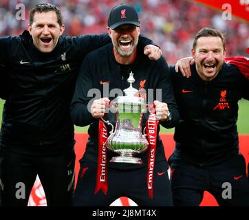 LONDON, ENGLAND - 14. MAI: Liverpool-Manager Jurgen Klopp (MITTE) hält den FA Cup mit seinem Hinterstab nach dem 6-5. Elfmeterschießen nach einem Stockfoto
