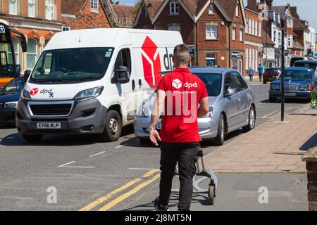 dpd Lieferfahrer und Lieferwagen parkten in tenterden High Street, kent, großbritannien Stockfoto