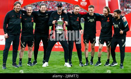 LONDON, ENGLAND - 14. MAI: Liverpool-Manager Jurgen Klopp (MITTE) hält den FA Cup mit seinem Hinterstab nach dem 6-5. Elfmeterschießen nach einem Stockfoto