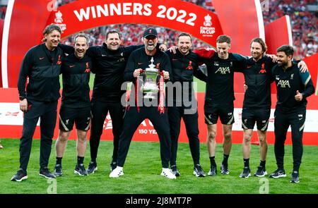 LONDON, ENGLAND - 14. MAI: Liverpool-Manager Jurgen Klopp (MITTE) hält den FA Cup mit seinem Hinterstab nach dem 6-5. Elfmeterschießen nach einem Stockfoto
