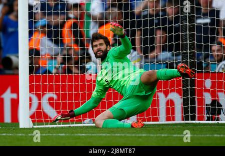 LONDON, ENGLAND - MAI 14:Liverpools Alisson Becker beim FA-Cup-Finale zwischen Chelsea und Liverpool im Wembley Stadium, London, Großbritannien, 14.. Mai 2022 Stockfoto