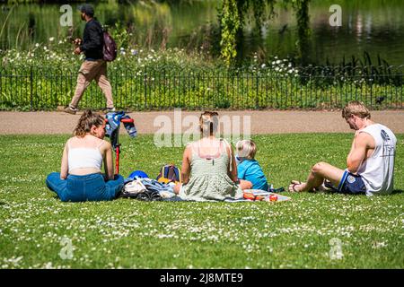 London, 17. Mai 2022. Die Menschen genießen die Sonne im Saint James Park am wärmsten Tag des Jahres 2022, da die Temperaturen in London und Teilen des Vereinigten Königreichs steigen werden. amer ghazzal/Alamy Live News Stockfoto