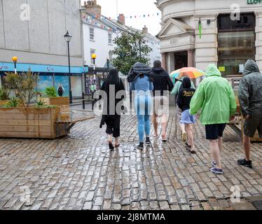 Truro,Cornwall,UK,17.. Mai 2022,der starke Regen in Truro an diesem Morgen hielt die Käufer fern, da das Stadtzentrum unter der Woche sehr ruhig war. Es wurde prognostiziert, dass der Regen heute den ganzen Tag über den Südwesten Englands durchqueren wird. Die Prognose für die Zukunft ist für leichten Regen und eine frische Brise.Quelle:Keith Larby/Alamy Live News Stockfoto