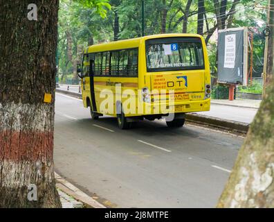 29.. Juni 2020.Uttarakhand, Indien. Eine Rückseite schoss einen großen gelben College-Bus, der in der Stadt dehradun, Indien, fuhr. Stockfoto