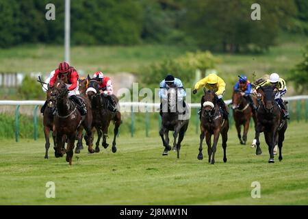 König des Dschungels unter Jockey Tom Marquand (links) gewinnt das Follow @Racingtv auf Twitter Handicap auf der Rennbahn von Nottingham. Bilddatum: Dienstag, 17. Mai 2022. Stockfoto