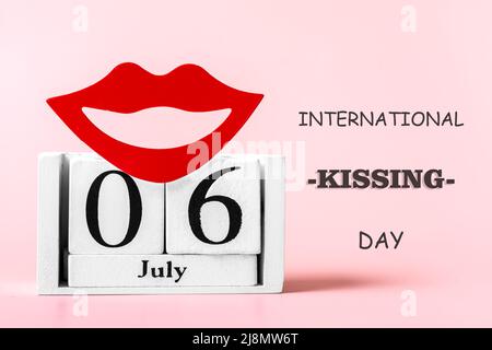 Rote Lippen, Kalender isoliert auf rosa Hintergrund 06. Juli - International Kissing Day Konzept Grußkarte. Stockfoto