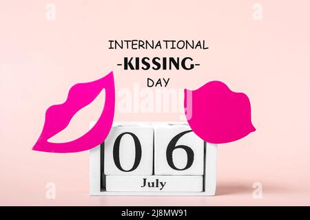 Rote Lippen, Kalender isoliert auf rosa Hintergrund 06. Juli - International Kissing Day Konzept Grußkarte. Stockfoto