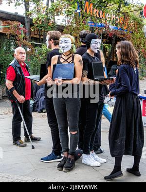 Mauerpark, Berlin, Deutschland. 8.. September 2019. ‘Anonymous for the Voiceless’ Tierrechtsorganisation fördert eine vegane Ernährung. Die Straßenaktivisten verwenden Filmmaterial auf Laptops, um die Öffentlichkeit über die unnötige Gewalt und Ausbeutung zu informieren, die Tiere in der menschlichen Nahrungskette erleben. Stockfoto