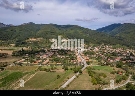 Luftaufnahme der Rosenfelder rund um den Ethnographischen Komplex Damascena im Dorf Skobelevo im Rose Valley, Bulgarien Stockfoto