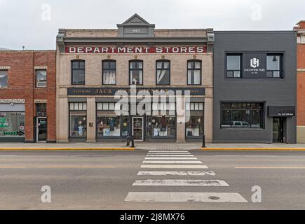 Lacombe, Alberta, Kanada – 13. Mai 2022: Straßenbild des historischen Stadtteils mit dem Kaufhaus Jack Kanngiesser Stockfoto