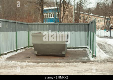 Müllcontainer. Müll auf der Straße. Abfallsammelstelle. Abfallbehälter aus Stahl. Stockfoto