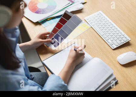 Porträt Einer Asiatischen Designerin In Mit Notizbuch Stockfoto