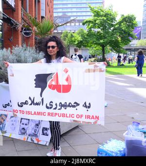 Manchester, Großbritannien, 17.. Mai 2022. In Piccadilly Gardens, im Zentrum von Manchester, England, Großbritannien und den Britischen Inseln fand ein kleiner Protest gegen die Unterdrückung durch die Regierung im Iran statt, einschließlich der Schließung des Internets in Teilen des Iran, da dort weiterhin Lebensmittelproteste stattfinden. Die Demonstranten behaupten, dass das iranische Regime im Jahr 2019 viele Hunderte von Iranern massakriert hat, die gegen den Anstieg des Benzinpreises protestierten. Berichte von Amnesty International und der BBC würden diese Behauptung unterstützen. Quelle: Terry Waller/Alamy Live News Stockfoto