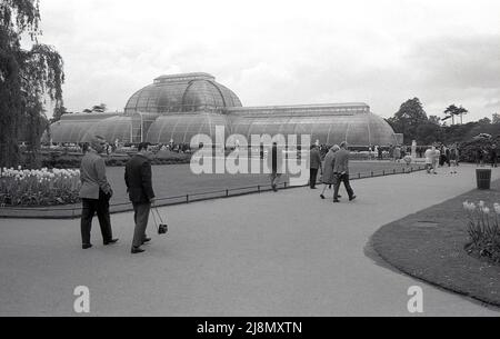 1970s, historische, Besucher von Kew Gardens in Richmond, Surrey, England, Großbritannien und dem berühmten Gewächshaus, dem größten überlebenden viktorianischen Gewächshaus der Welt. Das von Decimus Burton, einem führenden englischen Architekten des 19.. Jahrhunderts, entworfene, ebenfalls bekannte Tempered House wurde 1863 im Royal Botanic Gardens der Öffentlichkeit zugänglich gemacht. Stockfoto